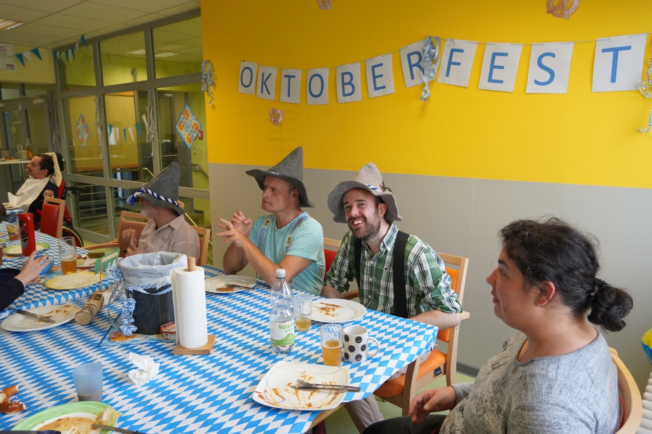 Besucher und Mitarbeiter während der Oktoberfestfeier