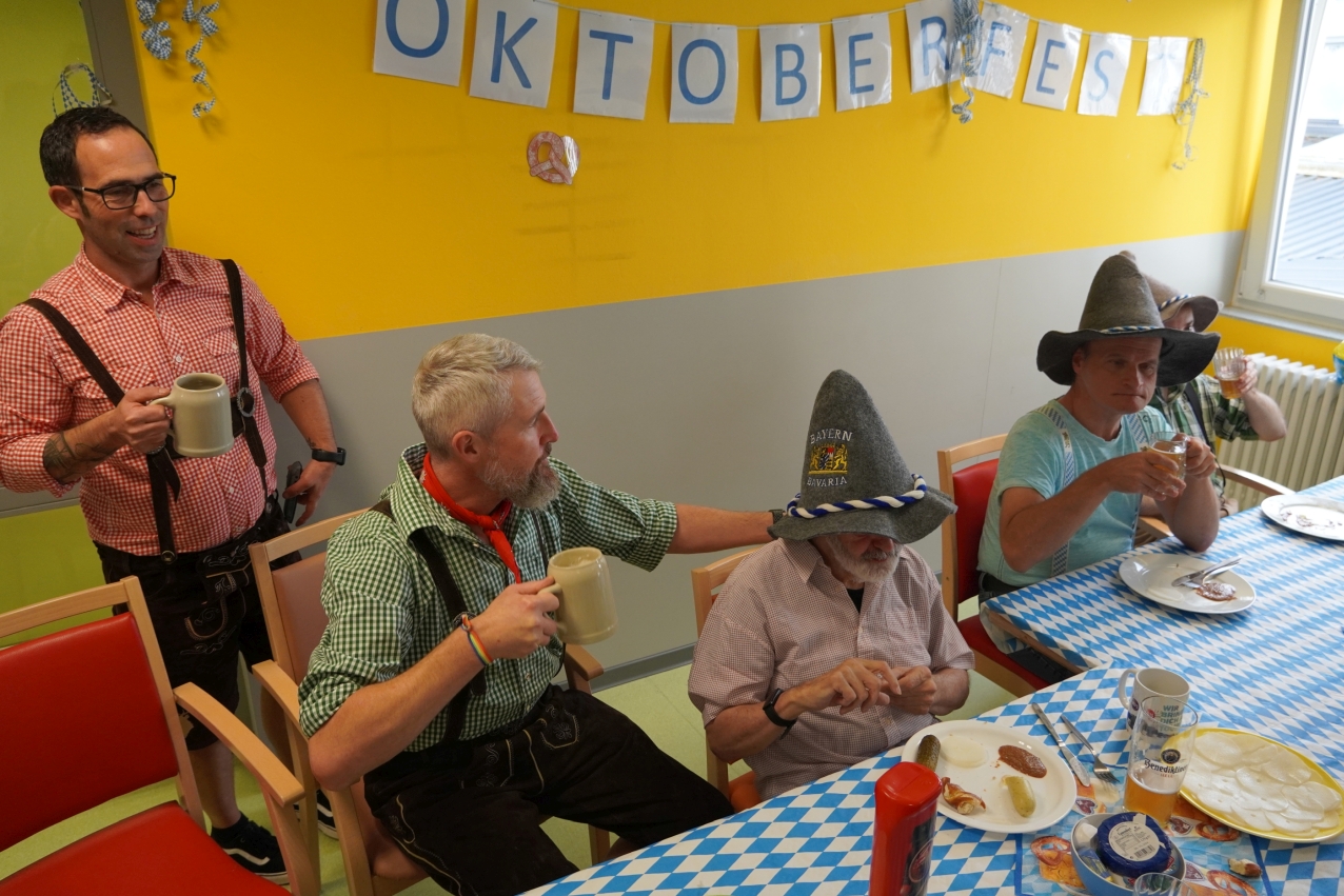 Besucher und Mitarbeiter während der Oktoberfestfeier