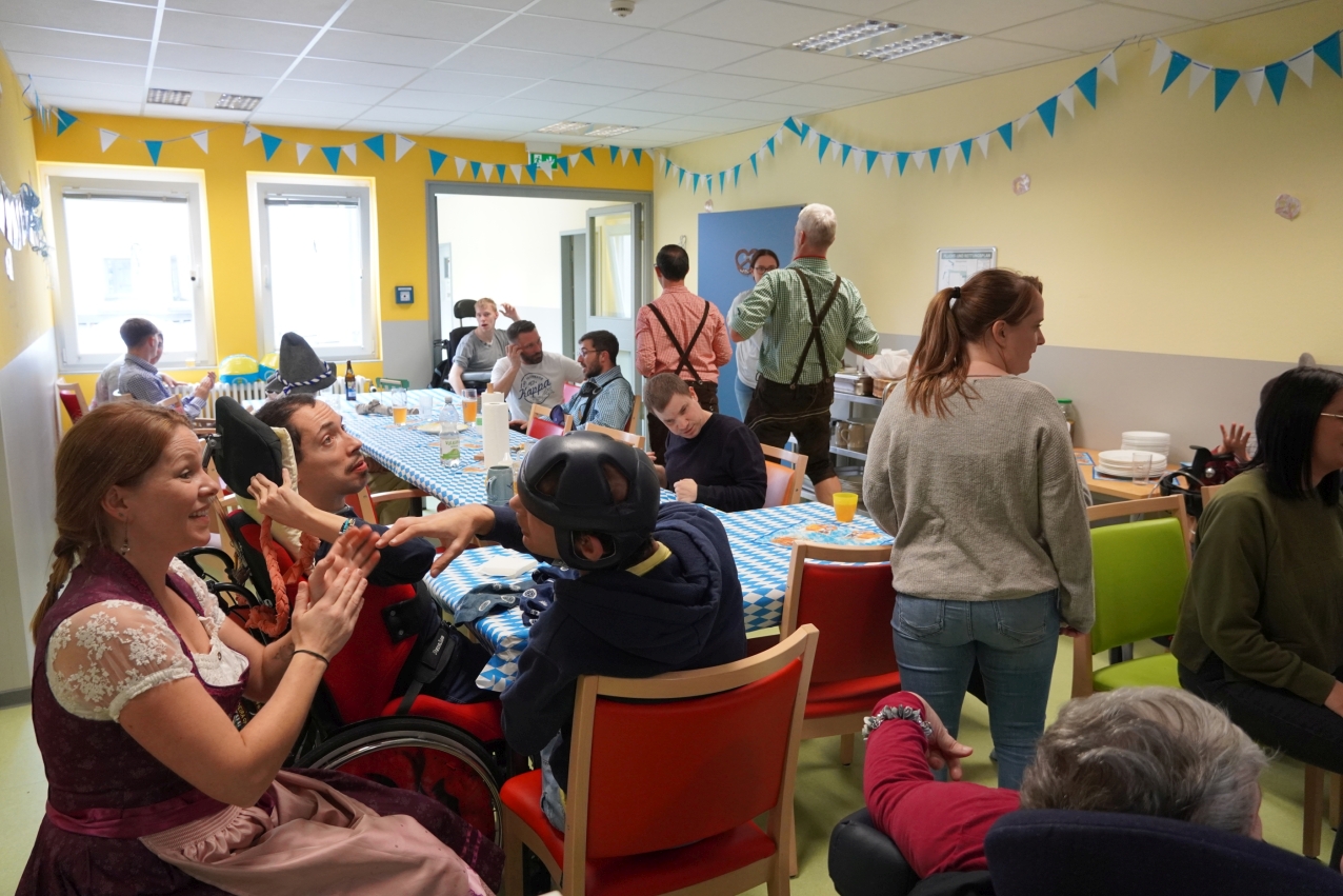 Besucher der TAF am Essentisch wärhend der Feier