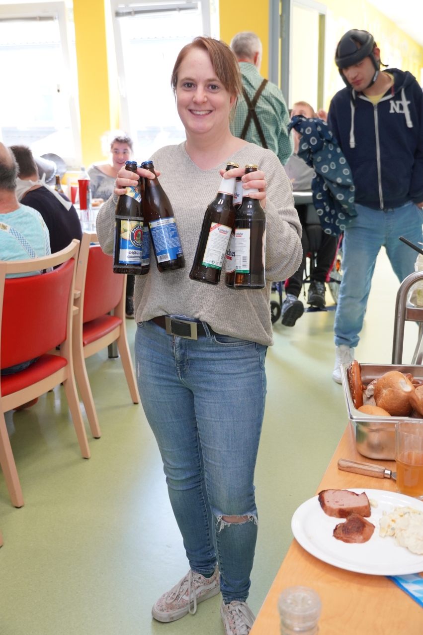 Mitarbeiterin TAF mit Alkoholfreiem Bier